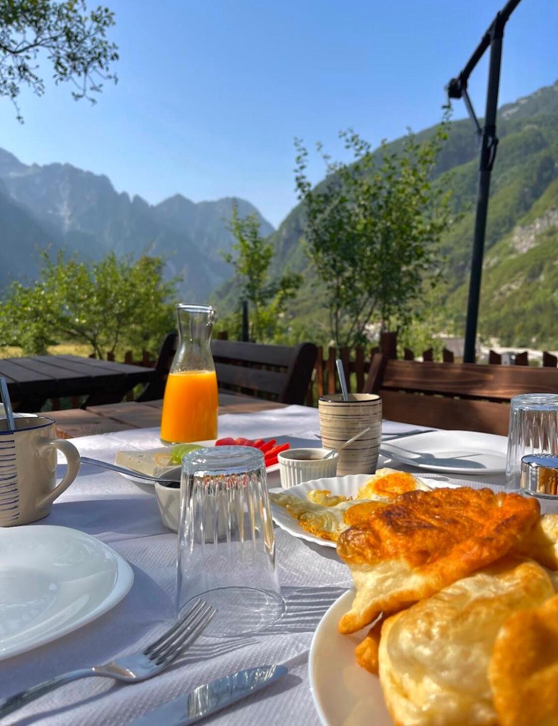 Bed and Breakfast Bujtina Pllumi Theth Exterior foto